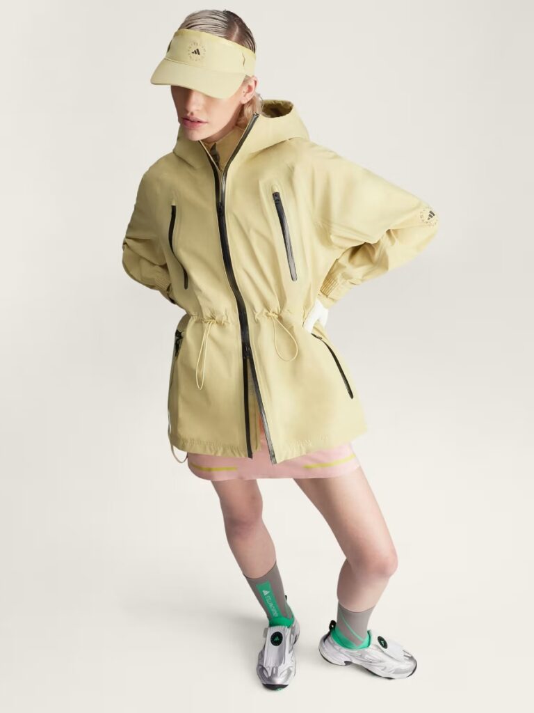 adidas Damen Golf-Regenjacke mit Visor – funktionale Golfbekleidung für jedes Wetter auf dem Golfplatz.