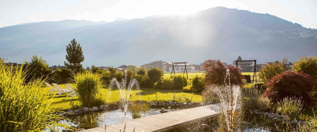 Hotel Theresa Wellnesshotel im Zillertal mit gepflegtem Garten und Bergblick in Zell am Ziller.