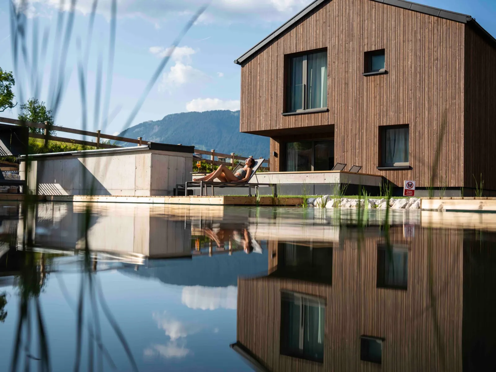 ADEA Lifestyle Suites Fieberbrunn mit Naturpool und Bergblick