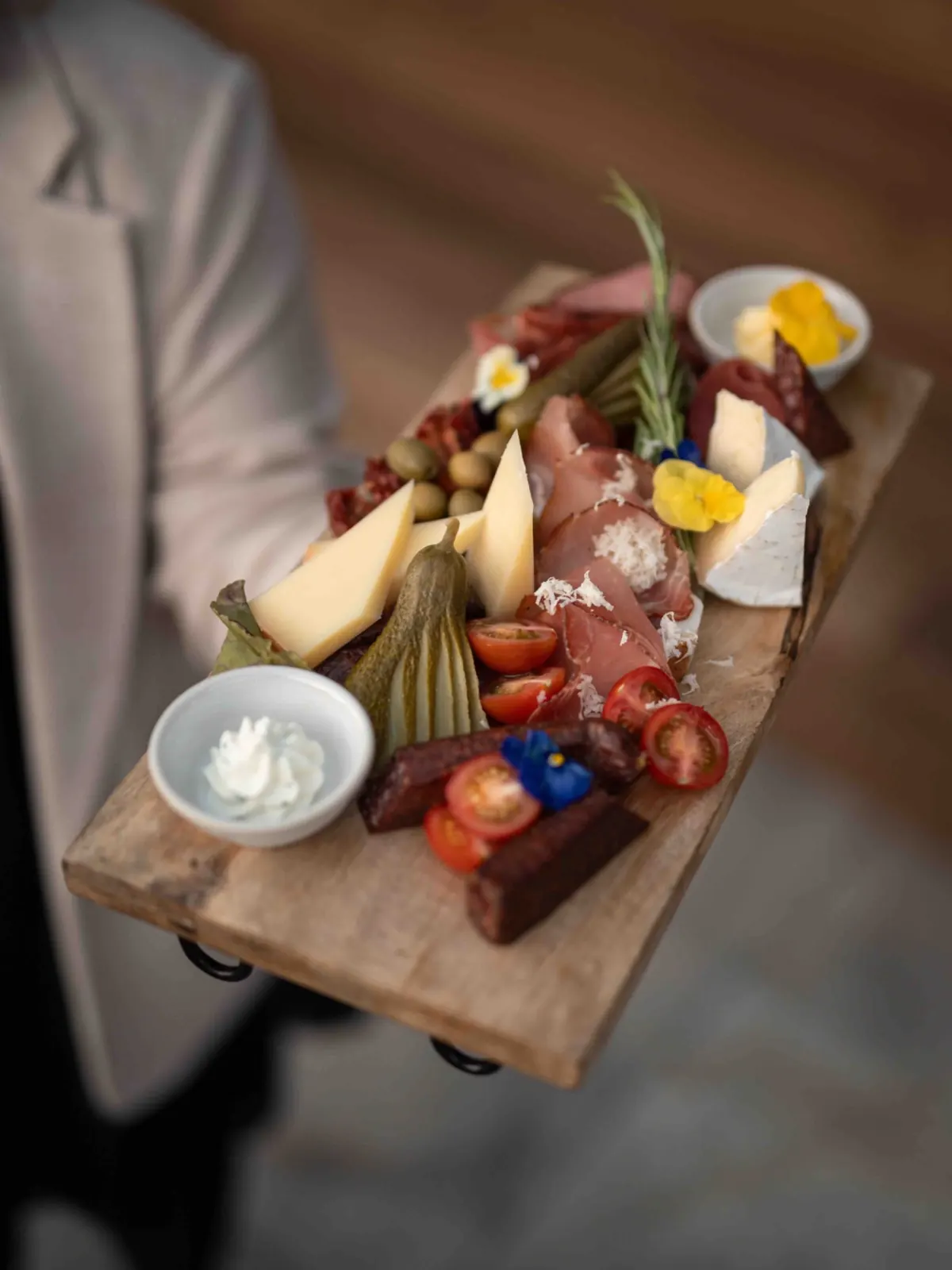Holzbrett mit regionalen Zutaten im ADEA Lifestyle Suites Fieberbrunn.