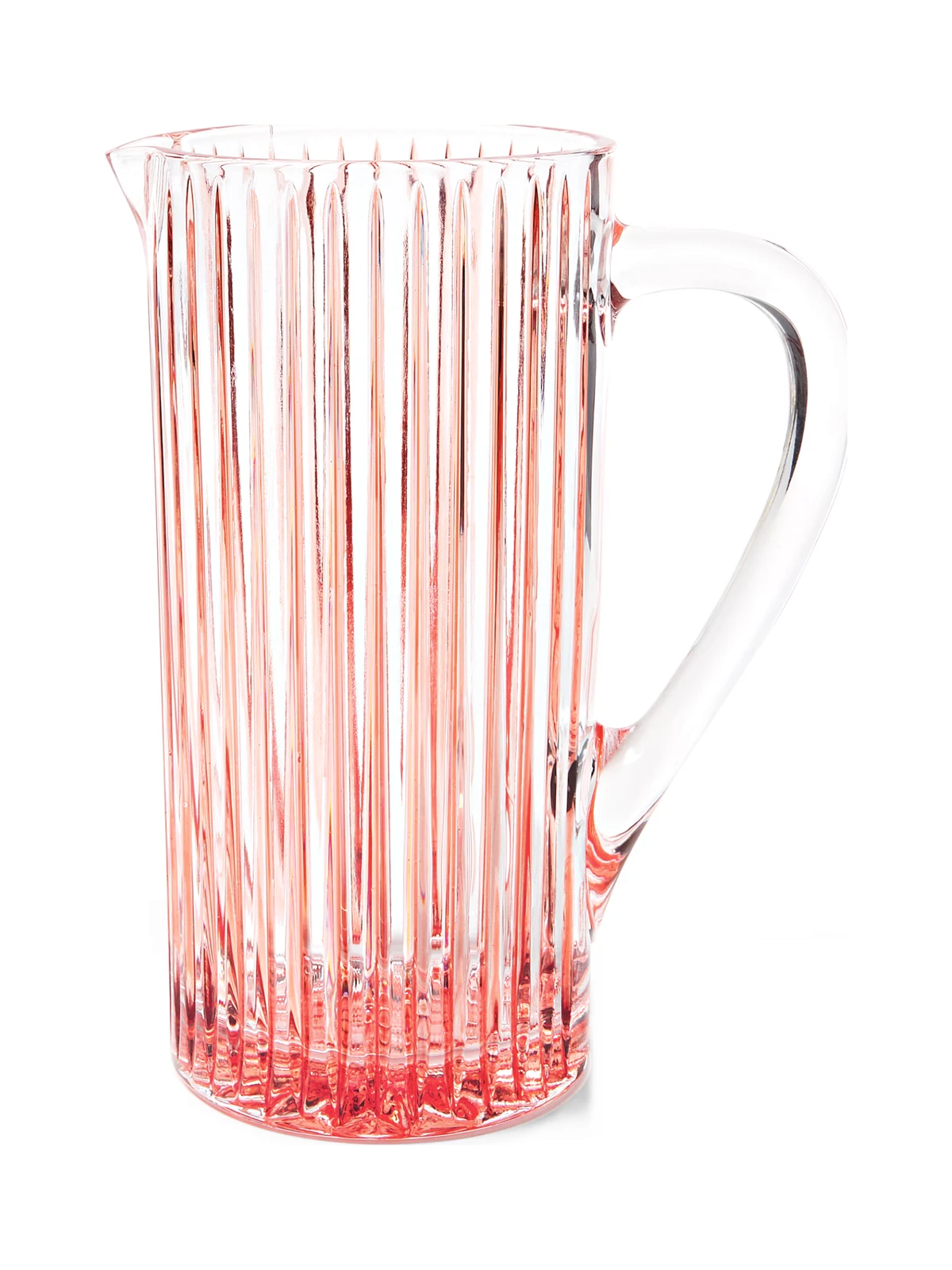 Rosa Glaskrug mit senkrechten Rillen und Henkel. Beschreibung: Glaskrug in Rosa mit geriffelter Oberfläche, passend zu einem gedeckten Tisch am See.