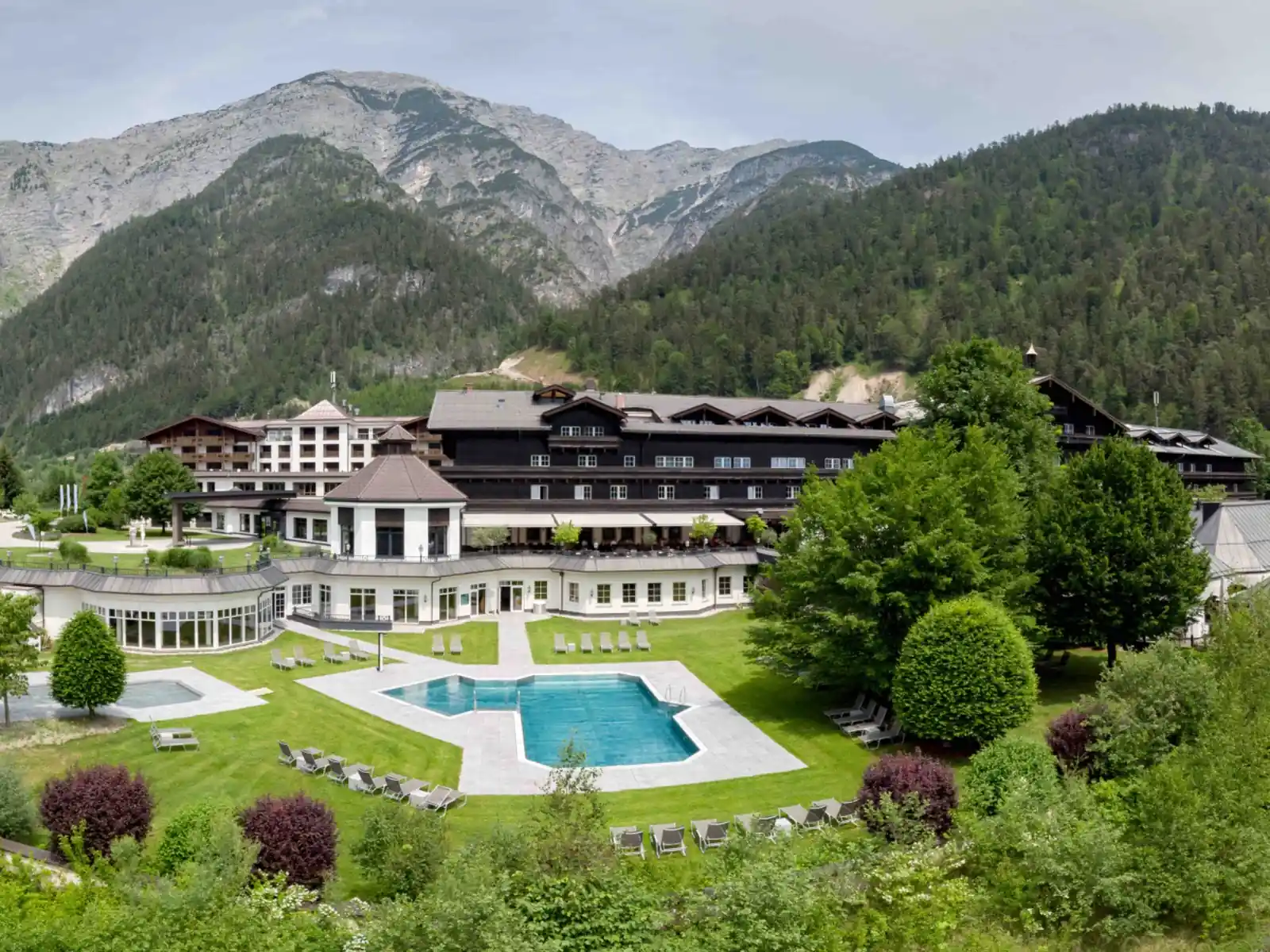 Hotel Gut Brandlhof in Saalfelden mit Bergpanorama und Außenpool