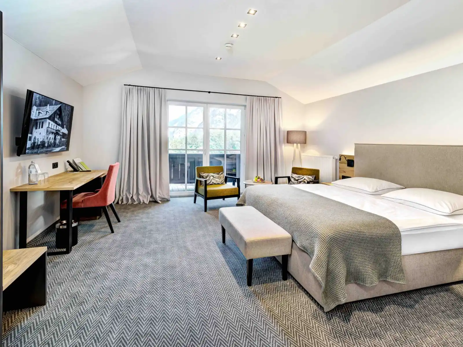 Zimmer im Hotel Gut Brandlhof mit alpinem Design