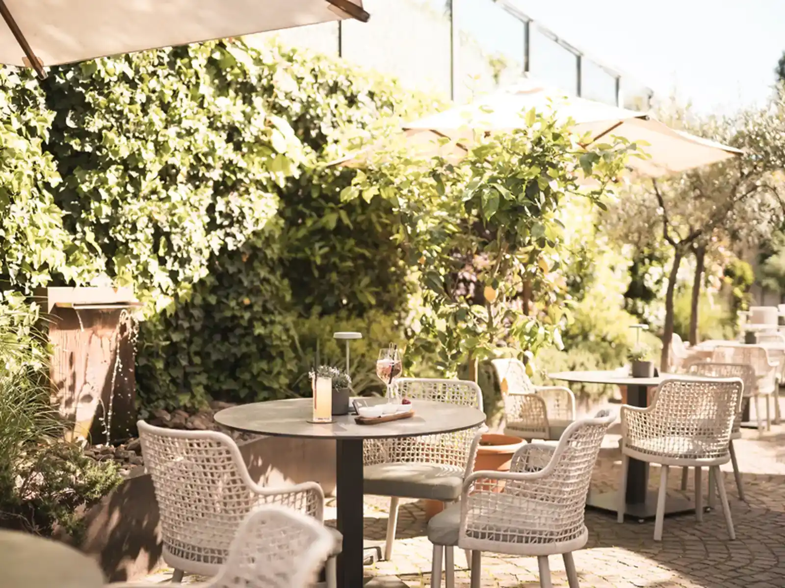 Restaurantterrasse des SEELEITEN Lake Spa Hotel in Südtirol