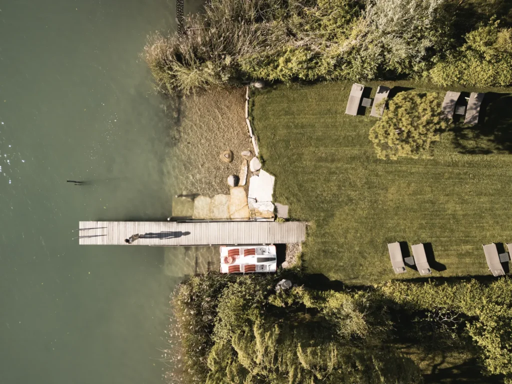Luftaufnahme von Steg und Liegewiese am Kalterer See beim SEELEITEN Lake Spa Hotel in Kaltern