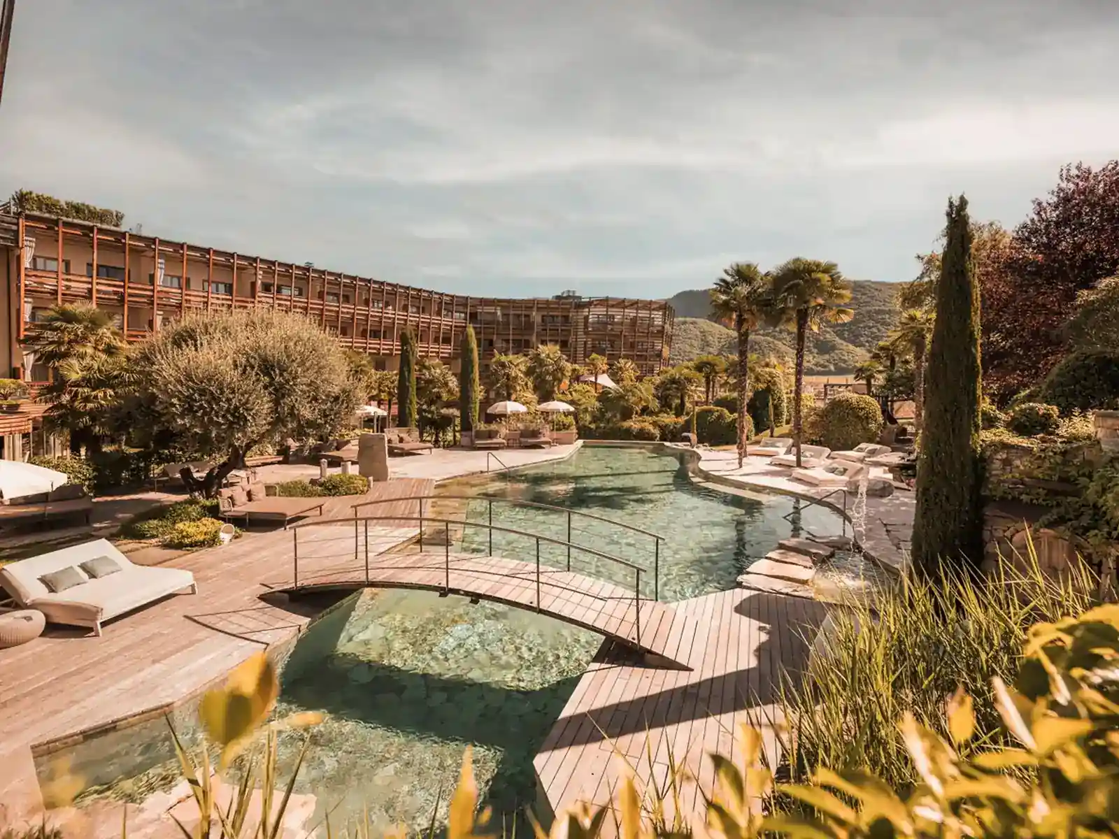 Poolbereich des SEELEITEN Lake Spa Hotel am Kalterer See