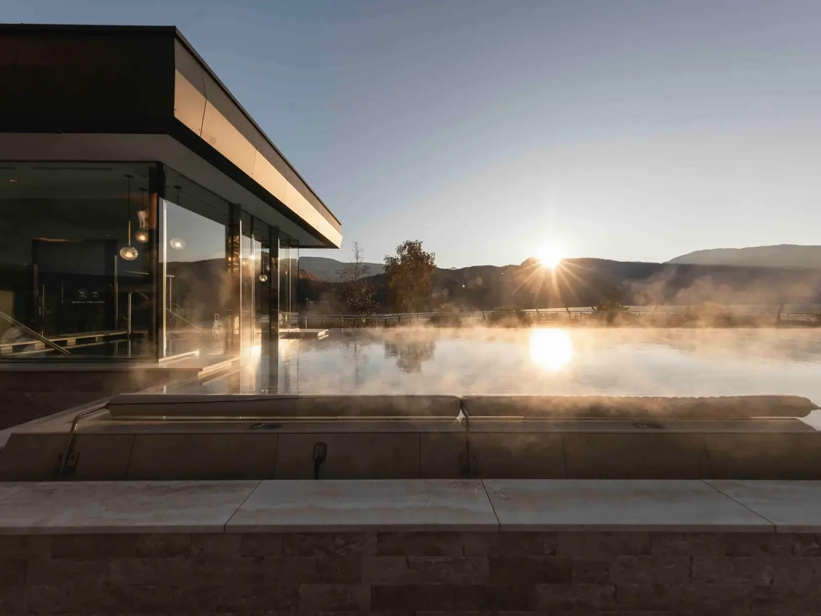 Poolbereich des SEELEITEN Lake Spa Hotel am Kalterer See