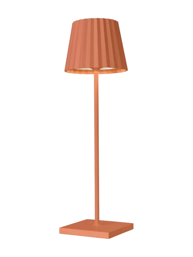 Orange Tischlampe mit plissiertem Schirm. Beschreibung: Schmale Tischlampe in Orange mit gefälteltem Schirm und quadratischem Fuß.